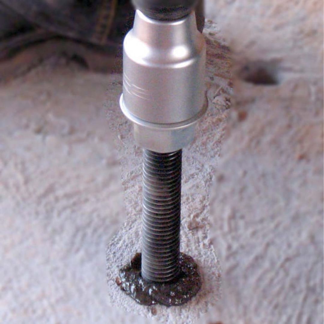 A importância desses parafusos autobrocantes no setor de construção civil é inegável. Eles são amplamente utilizados para fixar estruturas, telhas e paredes, oferecendo praticidade e segurança.