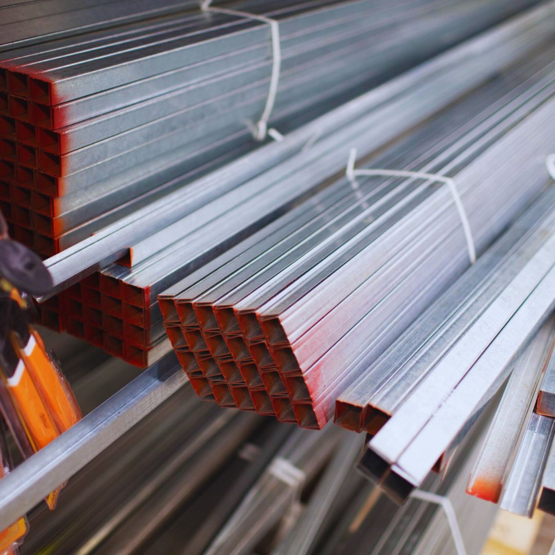 Na construção civil, os perfis de aço laminado são amplamente utilizados em vigas, pilares e estruturas metálicas, devido à sua capacidade de suportar grandes cargas.