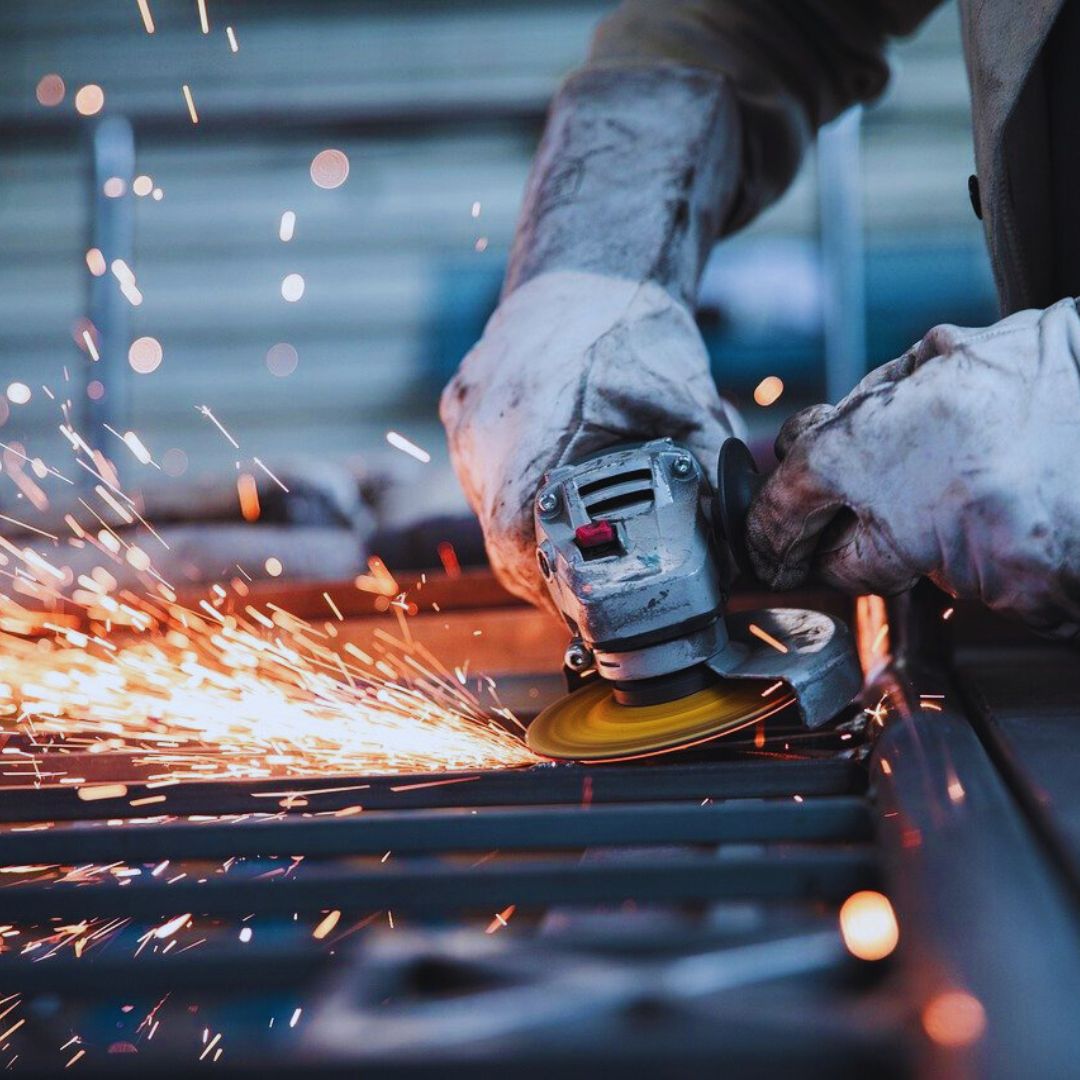 É nesse contexto que os metais como aço e alumínio emergem como protagonistas. Devido às suas propriedades de reciclabilidade e durabilidade.