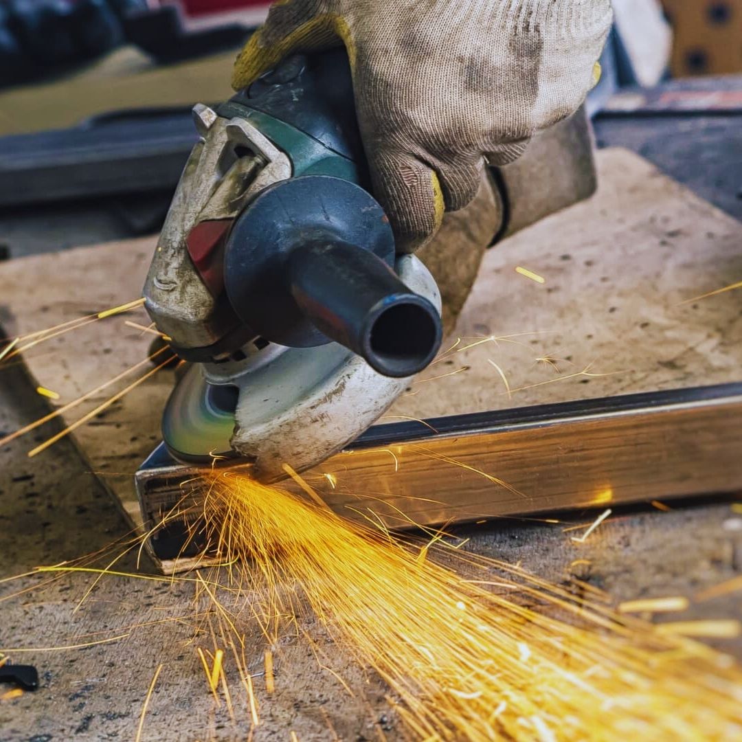 As esmerilhadeiras de alta performance são ferramentas essenciais na indústria moderna, transformando operações complexas em tarefas mais simples e precisas.