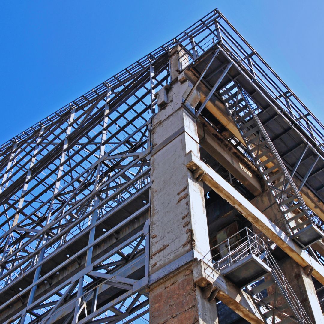 Garantir a durabilidade do aço em estruturas externas é crucial para a segurança e longevidade das edificações.