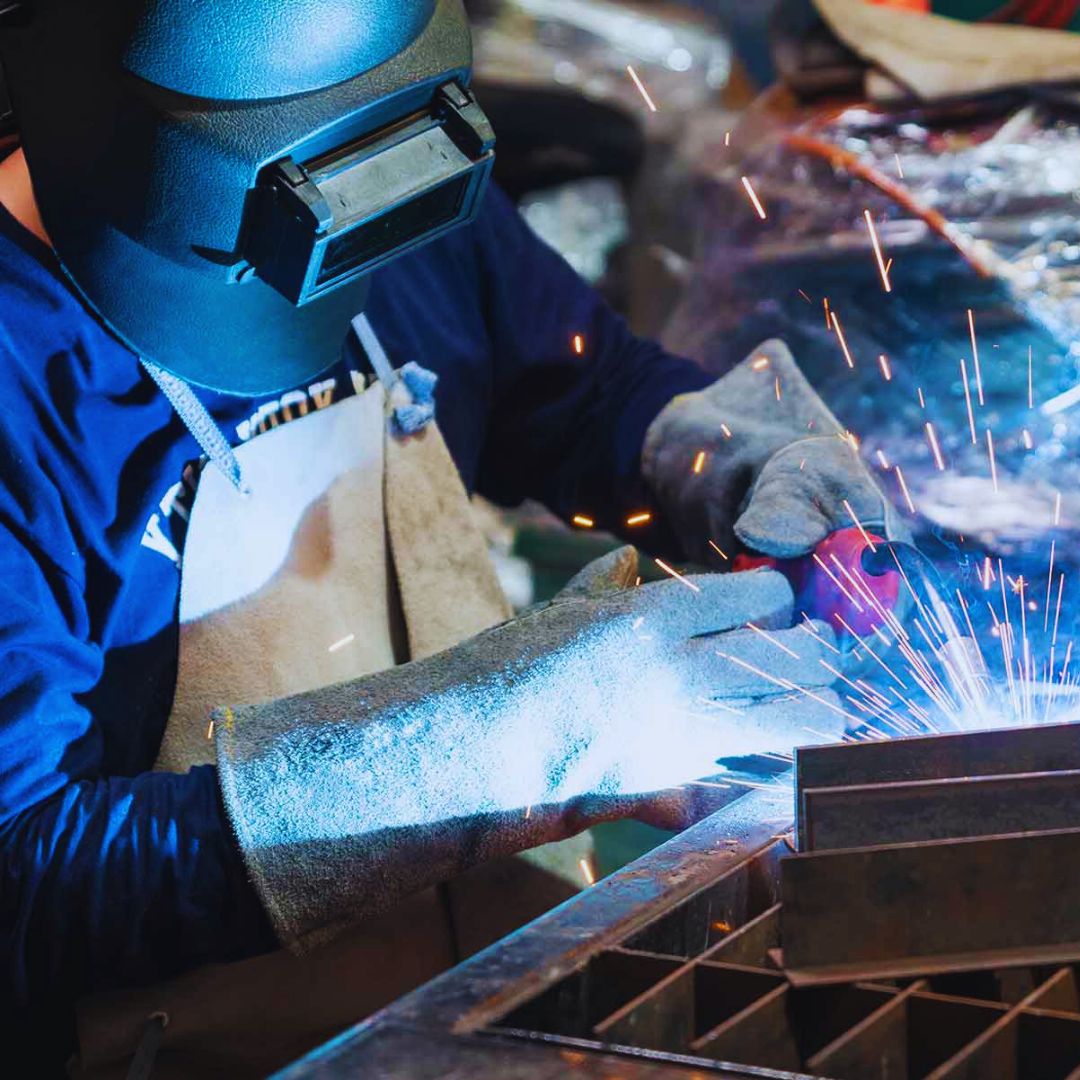 Os Equipamentos de Proteção Individual (EPIs) são essenciais para garantir a segurança dos trabalhadores em ambientes de risco.