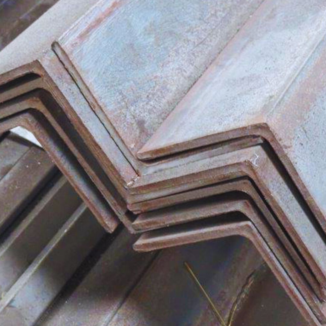 As cantoneiras são peças fundamentais em projetos estruturais e industriais, conhecidas por seu formato em "L" que proporciona reforço e estabilidade.