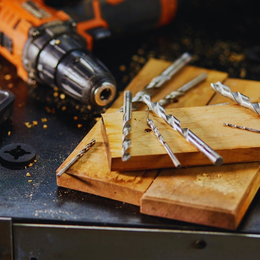 No universo da marcenaria e metalurgia, as brocas são ferramentas essenciais para garantir a eficiência e a precisão nos trabalhos.
