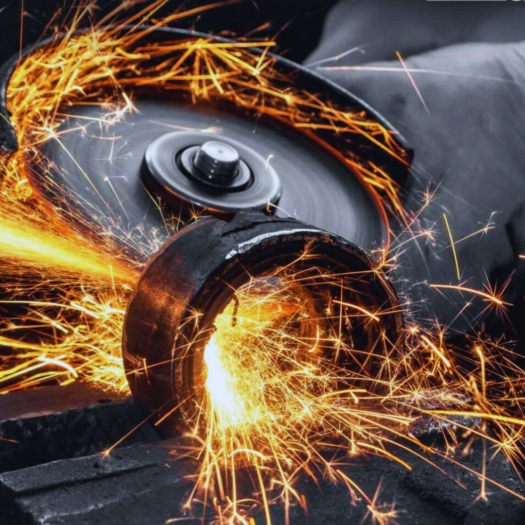 Os abrasivos desempenham um papel crucial no trabalho com metais, garantindo eficiência e precisão em cada etapa do processo.