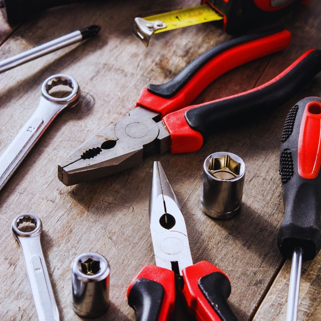 Os alicates são ferramentas essenciais nas tarefas diárias, garantindo precisão e eficiência em cortes, dobras e fixações.