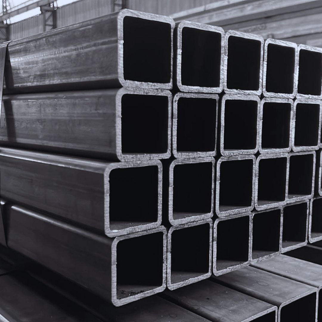 Os tubos de metalon são peças versáteis, fabricadas em aço carbono, caracterizadas por sua estrutura retangular ou quadrada.