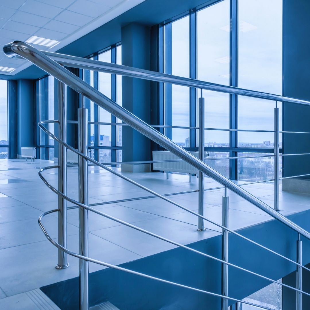 A instalação de apoios em escadas e rampas é uma das etapas mais importantes em qualquer projeto residencial, comercial ou industrial.