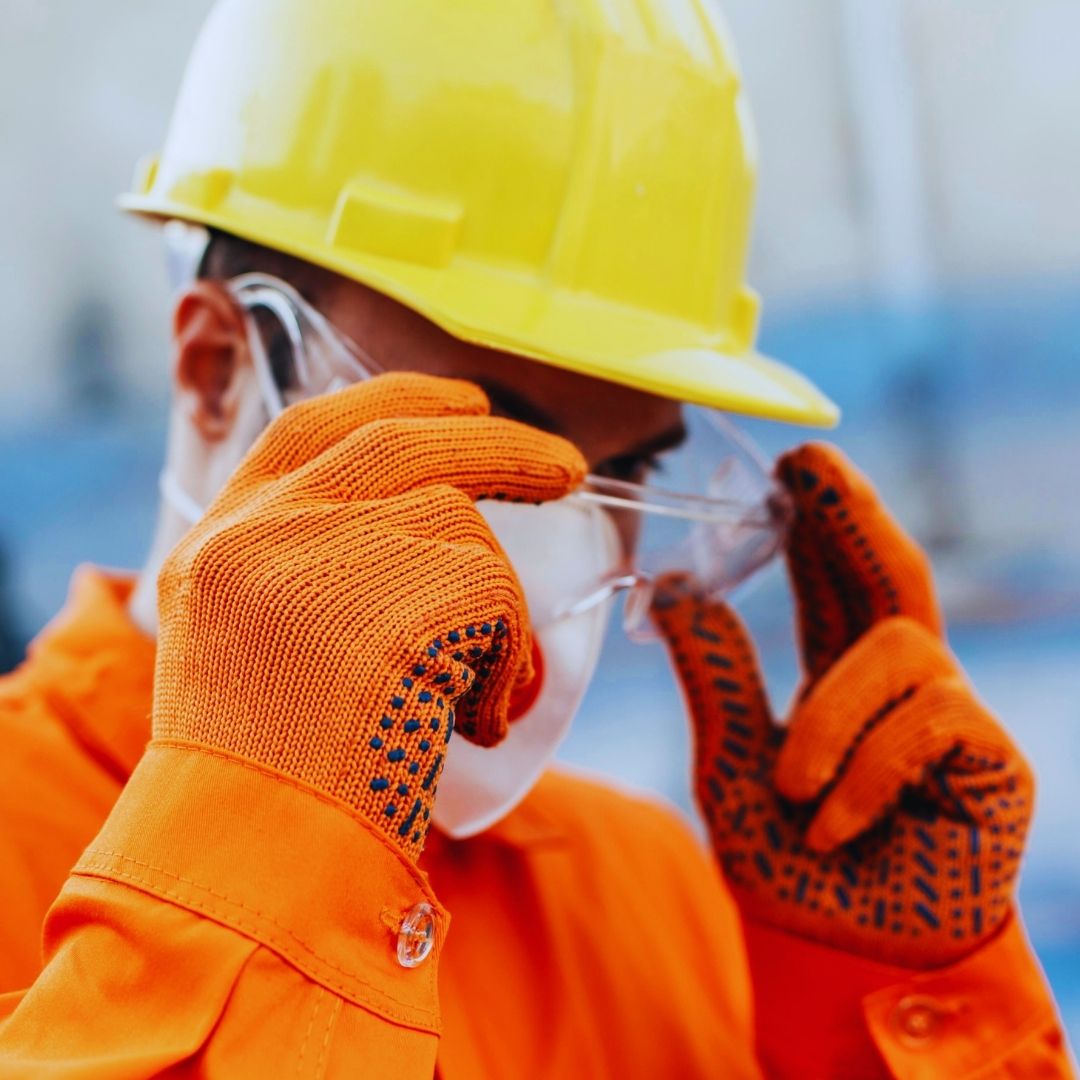 Quem gerencia equipes operacionais sabe que manter os EPIs para indústrias, serralherias e construção civil em dia evita acidentes e paralisações no canteiro. Equipar seus colaboradores com os itens certos protege a integridade física de todos e assegura total conformidade com a legislação trabalhista brasileira.